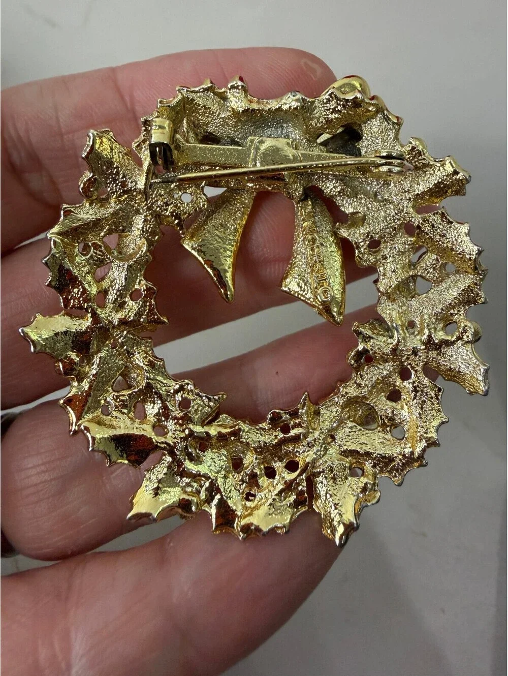 Tancer II Vintage Gold Tone Christmas Wreath Brooch with Red and Green Accents